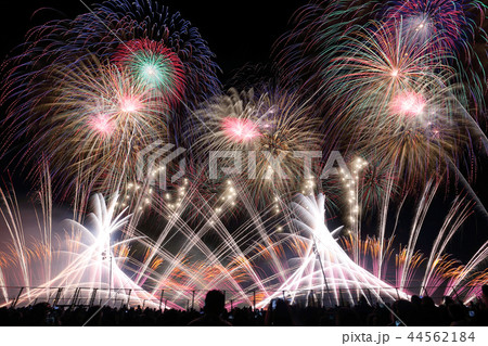 盛大に打ち上がる花火と観衆のシルエット 44562184