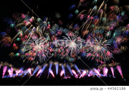 盛大に打ち上がる花火と観衆のシルエット 44562186