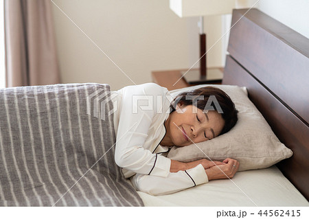 シニアの女性（睡眠） 44562415