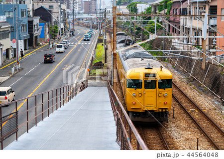 尾道駅を出た電車 尾道駅を出た電車 44564048