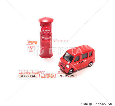 郵便ポストと年賀状と郵便車 44565156