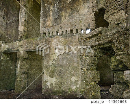 Ruin of an old house built with concrete 44565668