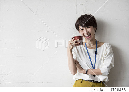 コーヒーを飲む女性 コーヒーを飲む女性 44566828