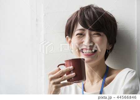 コーヒーを飲む女性 44566846