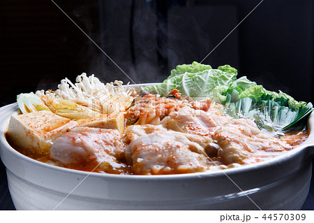 鍋料理　キムチ鍋　加熱中 44570309