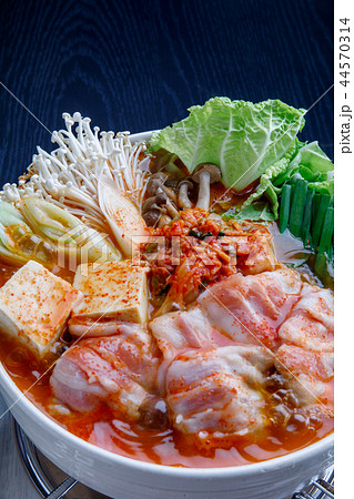 鍋料理 キムチ鍋 加熱中 鍋料理 キムチ鍋 加熱中 44570314