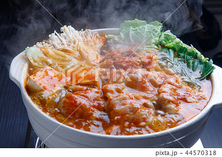 鍋料理 キムチ鍋 加熱中 鍋料理 キムチ鍋 加熱中 44570318