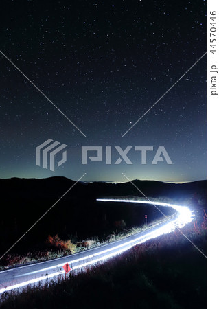 星空の下の光る道 44570446