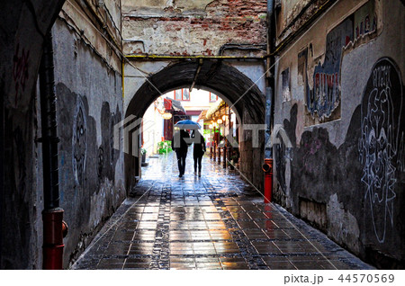 ヨーロッパ　町並み　雨　ウクライナ 44570569