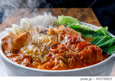 鍋料理　キムチ鍋　加熱中 44570925