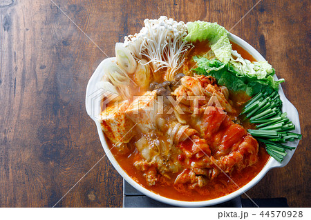 鍋料理　キムチ鍋　加熱中 44570928