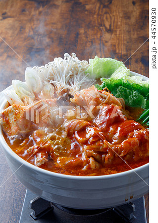 鍋料理　キムチ鍋　加熱中 44570930