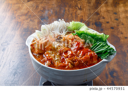 鍋料理　キムチ鍋　加熱中 44570931
