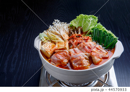 鍋料理　キムチ鍋　加熱中 44570933