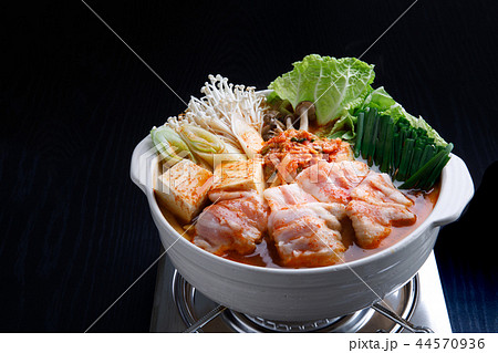 鍋料理　キムチ鍋　加熱中 44570936