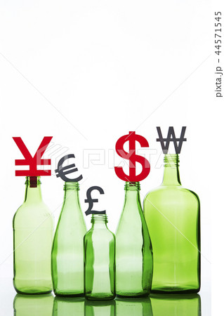 ガラス瓶に乗ったポンド ユーロ Usドル 日本円 人民元 韓国ウォンのマーク 経済イメージの写真素材