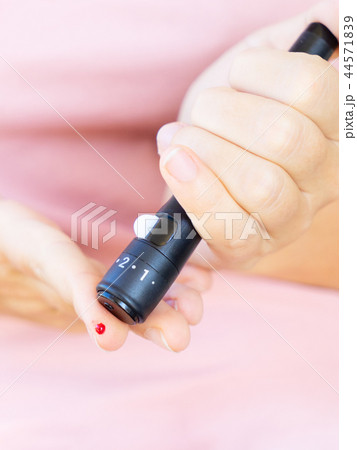 Measurnig blood sugar level Measurnig blood sugar level 44571839