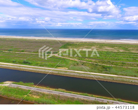ドローンで空撮した海辺の公園（海岸公園／宮城県仙台市宮城野区） 44573118