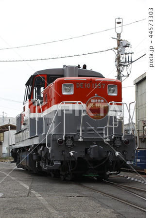 大宮総合車両センターに入場中のDE10形 44573303