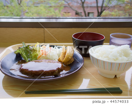 学生食堂のデミハンバーグ定食 44574033