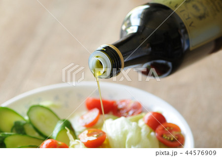 サラダにオリーブオイル 44576909