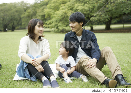 ファミリーイメージ　公園で遊ぶ親子 44577401