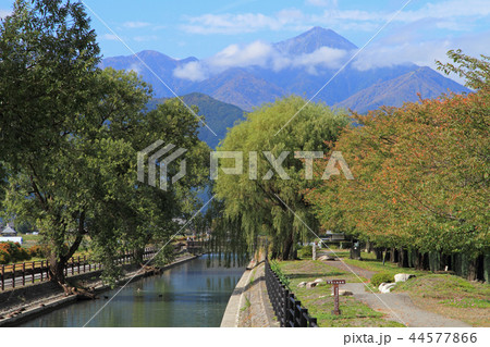 安曇野の秋　拾ヶ堰から常念岳を望む 44577866