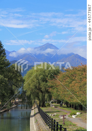 安曇野の秋　拾ヶ堰から常念岳を望む 44577867