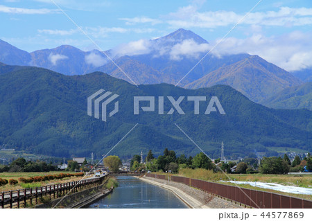 安曇野の秋　拾ヶ堰から常念岳を望む 44577869