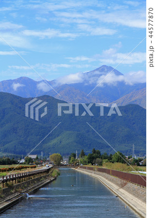 安曇野の秋　拾ヶ堰から常念岳を望む 44577870
