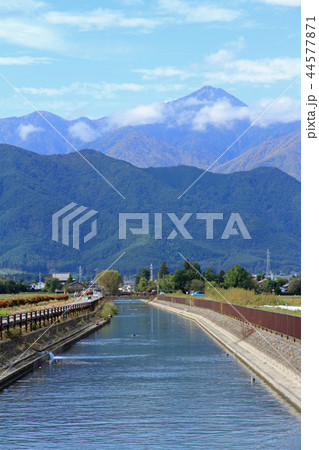 安曇野の秋　拾ヶ堰から常念岳を望む 44577871