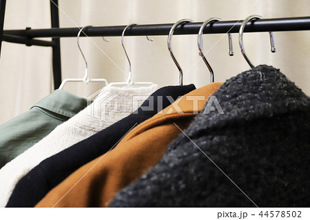 ハンガーラックのコート 44578502