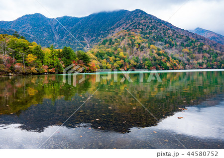 奥日光 湯ノ湖湖畔の紅葉 f 対岸の雲の掛かる山 奥日光 湯ノ湖湖畔の紅葉 f 対岸の雲の掛かる山 44580752