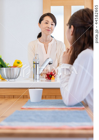 キッチンで会話する親子 44582665