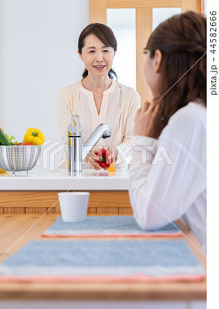 キッチンで会話する親子 キッチンで会話する親子 44582666