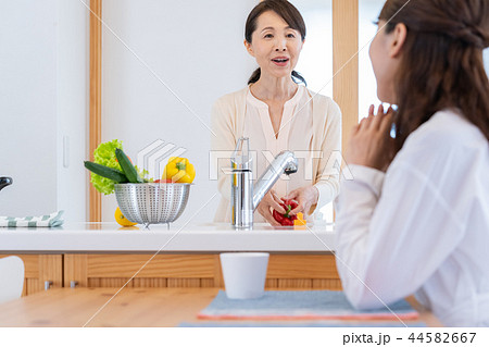キッチンで会話する親子 44582667