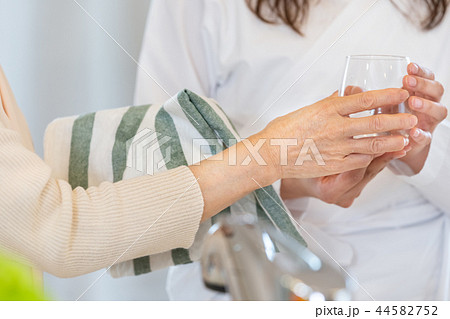 料理する女性 料理する女性 44582752