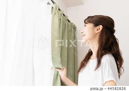 爽やかに目覚めた女性 44582826