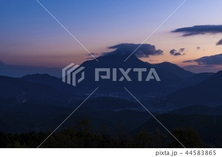 湯布院の夜明け 44583865