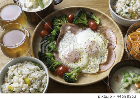 ハムエッグの朝食 44588552