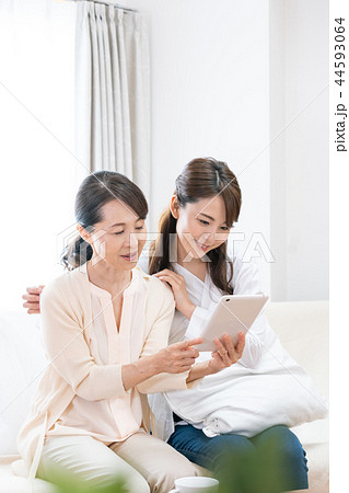タブレットを見る母と娘 44593064