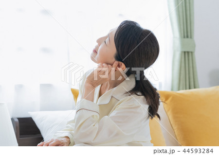 耳を押さえる女性 耳を押さえる女性 44593284