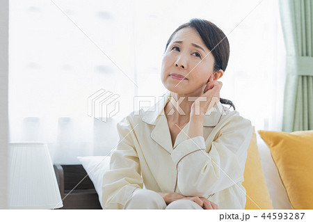 耳を押さえる女性 耳を押さえる女性 44593287