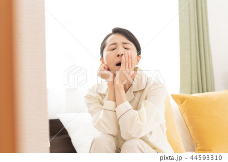 寝起きが悪い女性 44593310