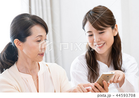 スマホを見る母と娘 スマホを見る母と娘 44593708