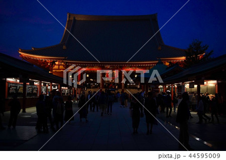 浅草 夕暮れの寺 年末年始 44595009