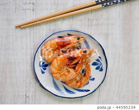 エビ 皿 食べ物の写真素材