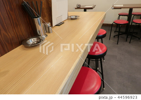 灰皿が置かれた飲食店のカウンター席 44596923