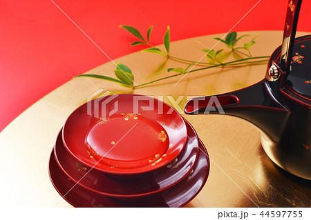 祝い酒を輪島塗りの朱盃で一献かたむける 44597755