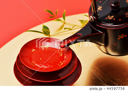祝い酒を輪島塗りの朱盃で一献かたむける 44597756